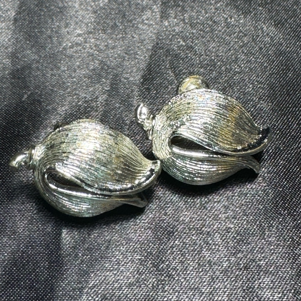 Elegant Vingage Lisner Silvertone Leaf Clip-On Earrings